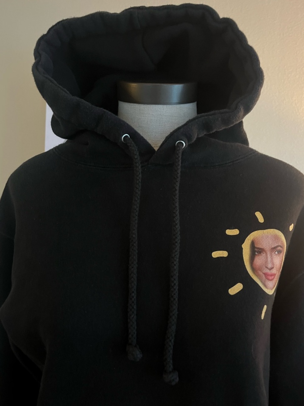 KYLIE JENNER (Rise & Shine ) HOODIE size small ☀️☀️☀️☀️☀️☀️ - Picture 4 of 8